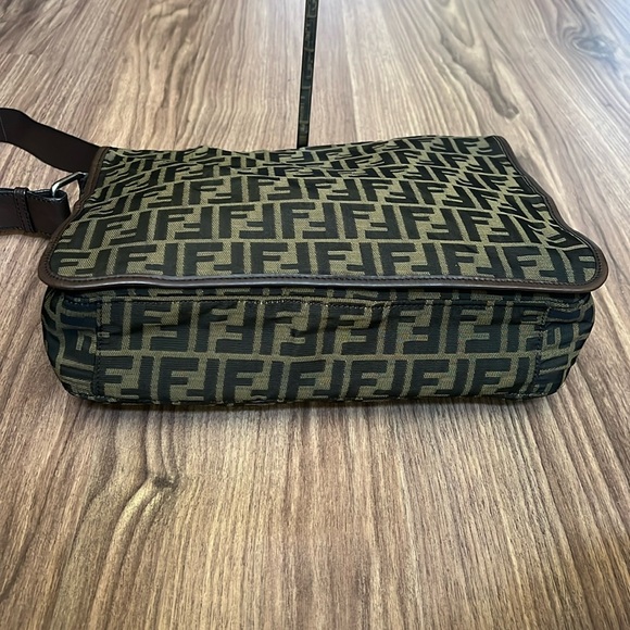 A159- ๐ฏ % authentic Fendi crossbody bag - Picture 14 of 16
